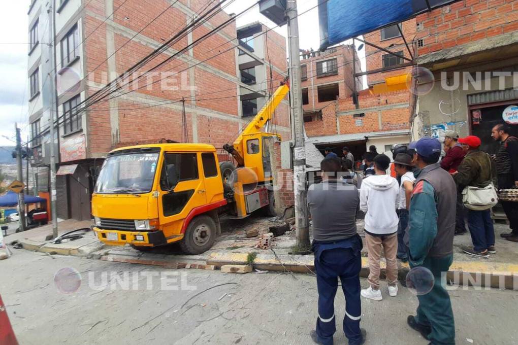 Otra grúa llegó para retirar los motorizados afectados.