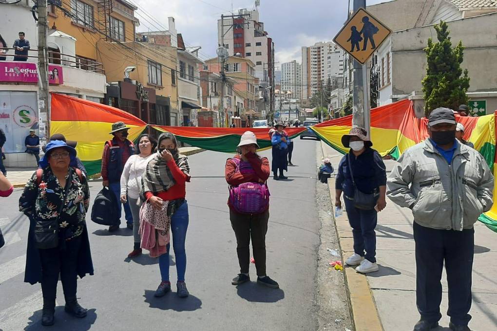 Un grupo de gremiales protesta en puertas de la oficina edil que da al Puente de las Américas