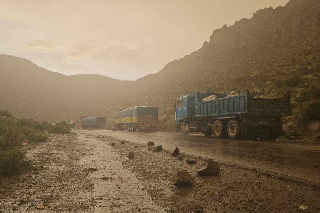 Vehículos del transporte pesado transitan en la carretera Potosí - Oruro 