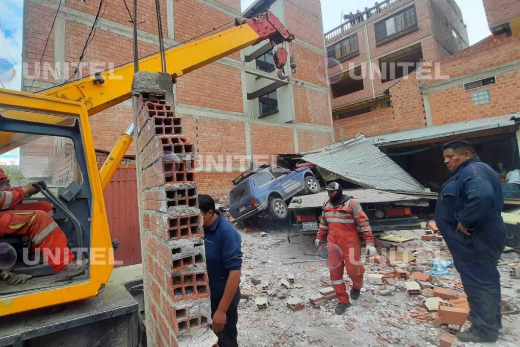 Personal de emergencia llegó al lugar para retirar los vehículos afectados.