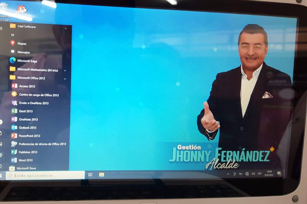 Imagen de la computadora entregada por la Alcaldía cruceña