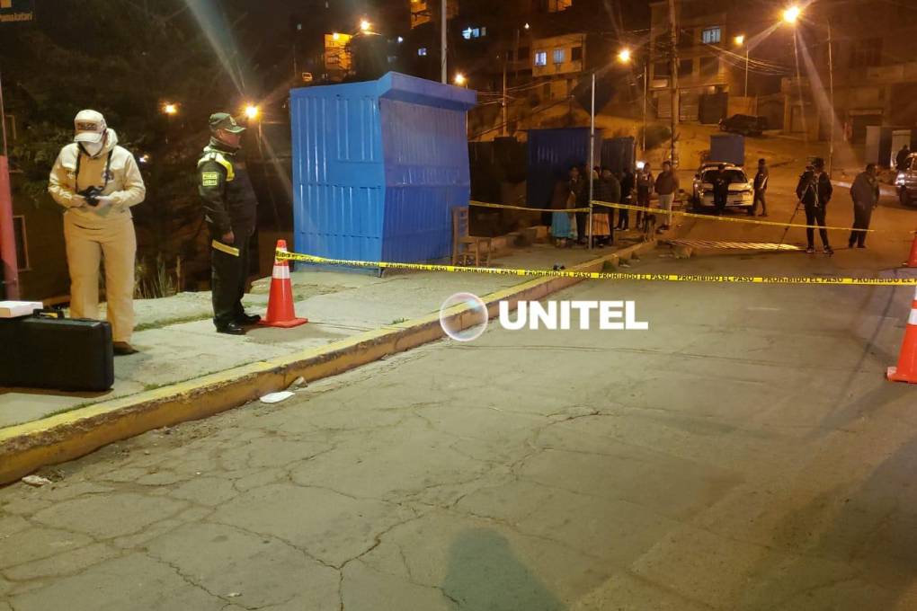 Los efectivos policiales cercaron el lugar en el que se registró la balacera. 
