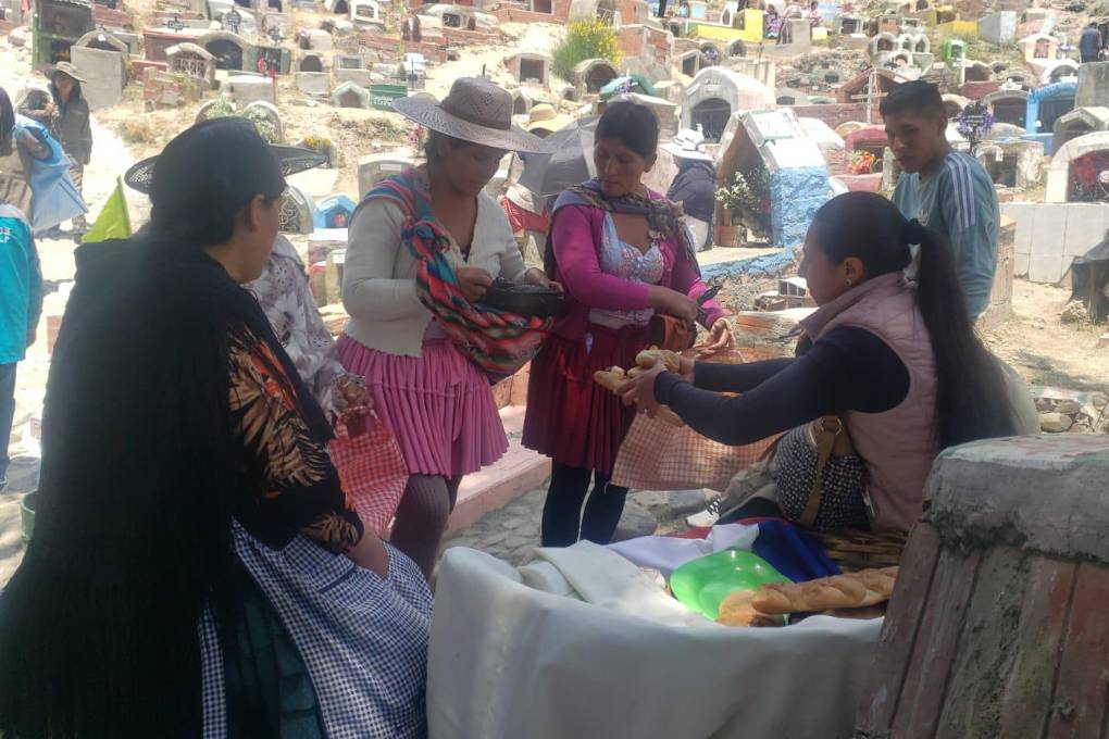 Las familias despiden a sus almas en el Cementerio La Llamita