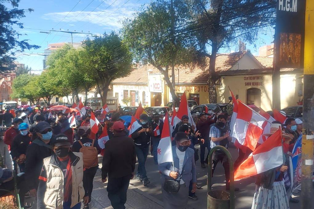 La marcha recorre las calles de la ciudad de Potosí.