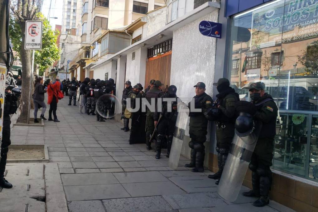 Hay decenas de efectivos policiales en el ingreso