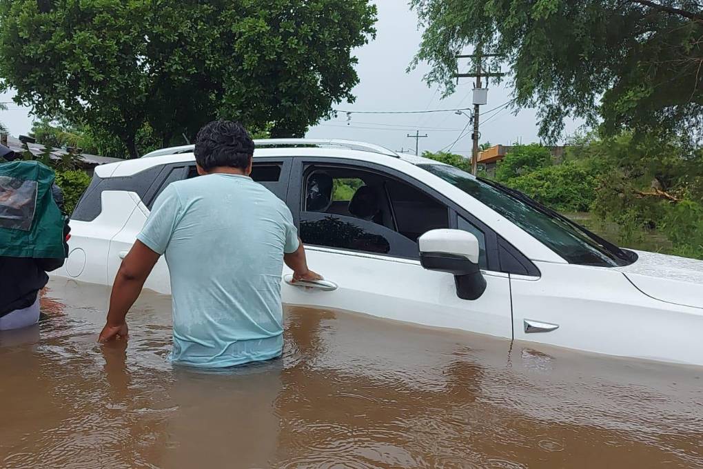 La ciudadanía sufre los embates de las inundaciones a causa de las intensas lluvias