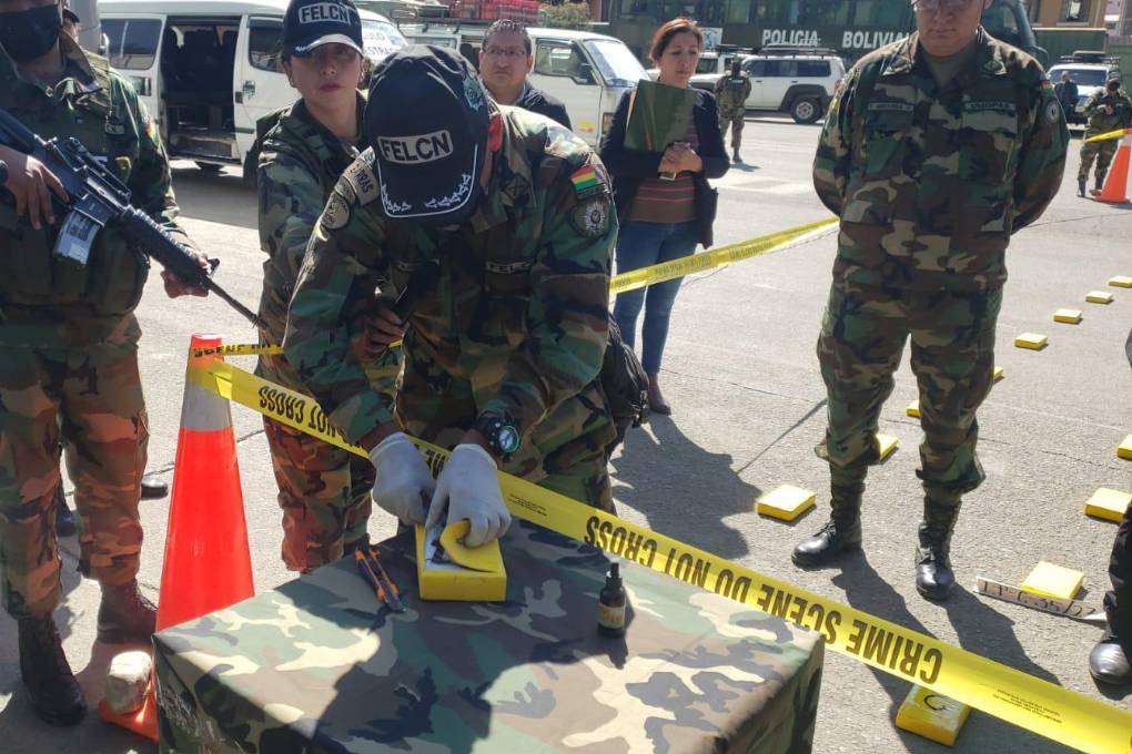 La droga incautada fue expuesta públicamente este miércoles en La Paz
