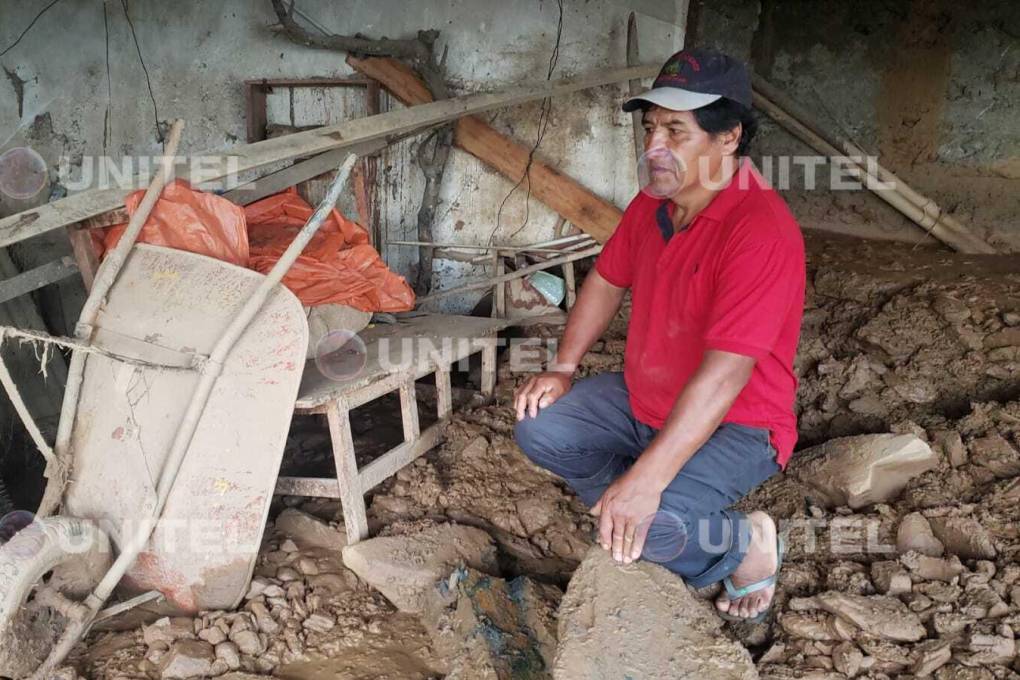 Inocencio Condori muestra la afectación en su vivienda.