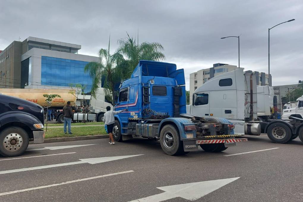 Los camiones cortan el paso en la doble vía a La Guardia, en el tercer anillo