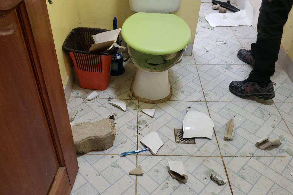 El baño de la estación policial quedó destrozado.