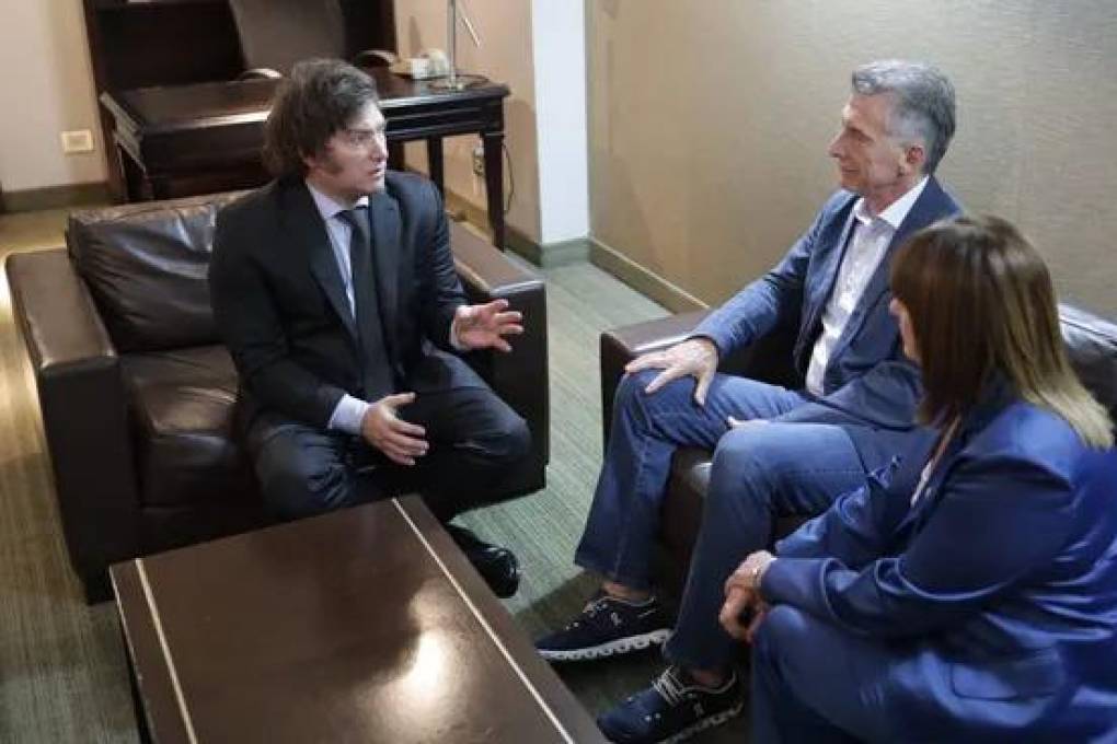 Milei, Macri y Bullrich en el Hotel Libertador tras la victoria de La Libertad Avanza. 