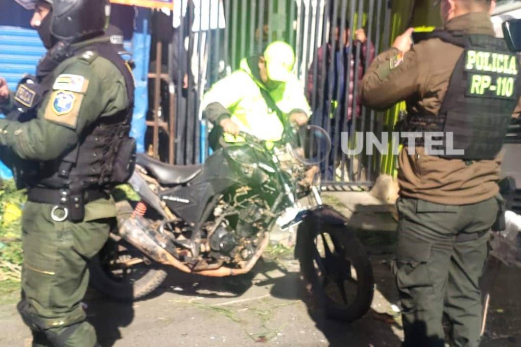 La motocicleta que fue afectada en el choque múltiple.