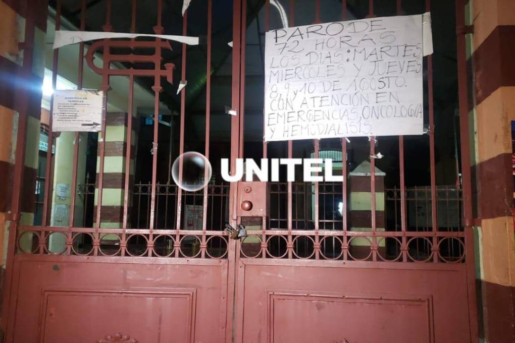 Las puertas del Hospital de Clínicas amanecieron cerradas este jueves.