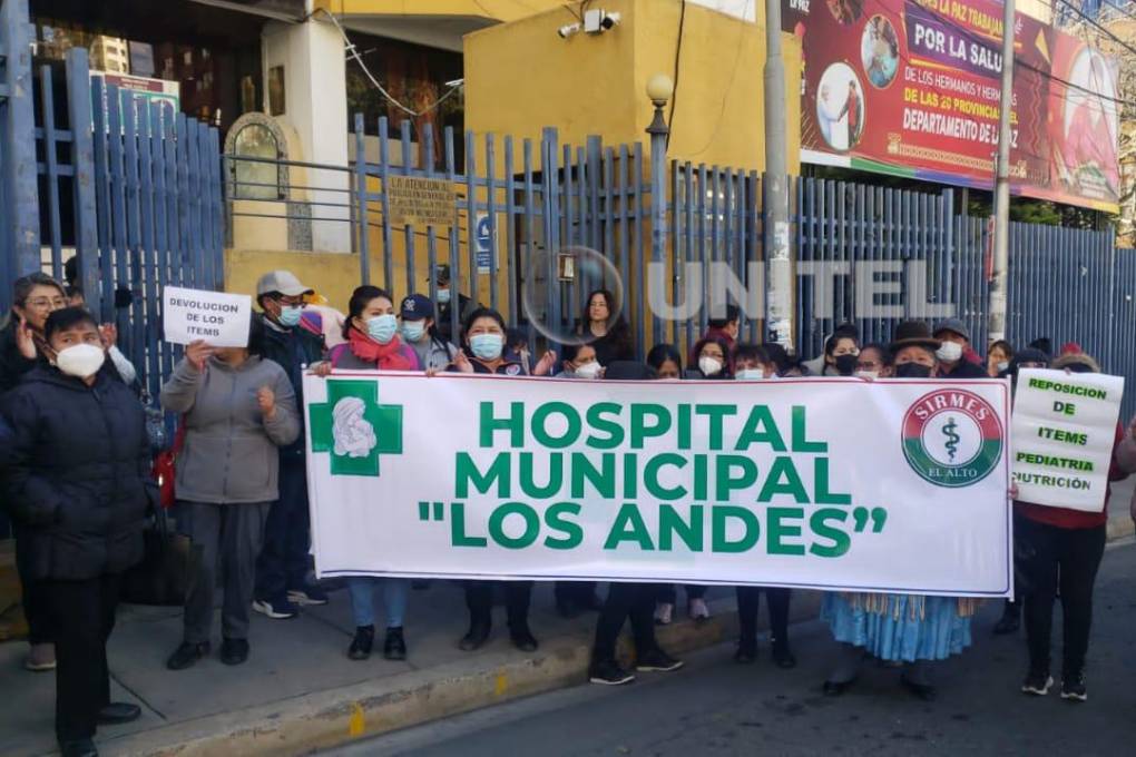 Los profesionales de salud protestaron junto con los padres de familia