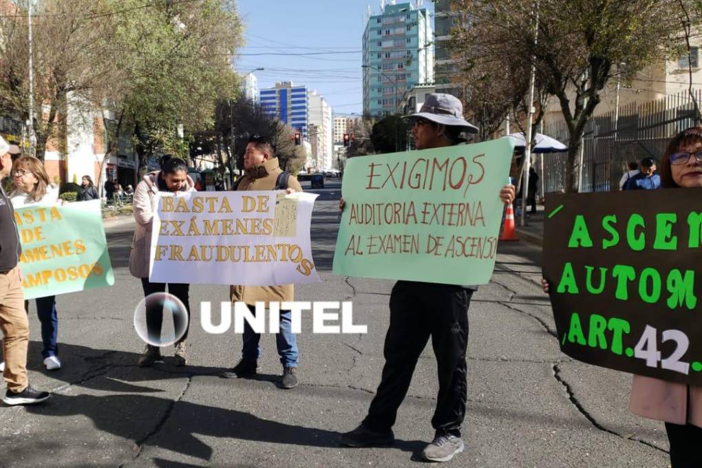 La protesta de los dirigentes del magisterio en puertas del Ministerio de Educación.