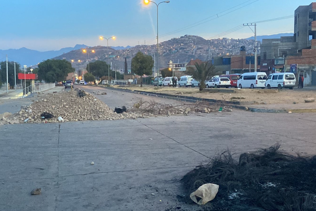 Cuatro días de bloqueos en la zona sur de Cochabamba y la urbe se llena de basura