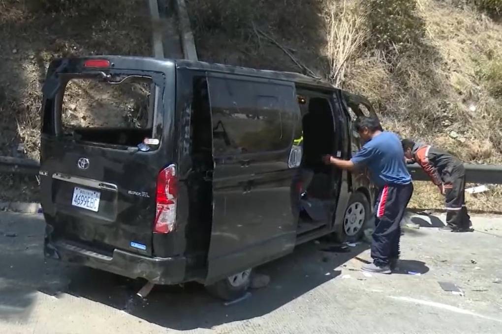 El vehículo cayó al menos 8 metros en La Paz