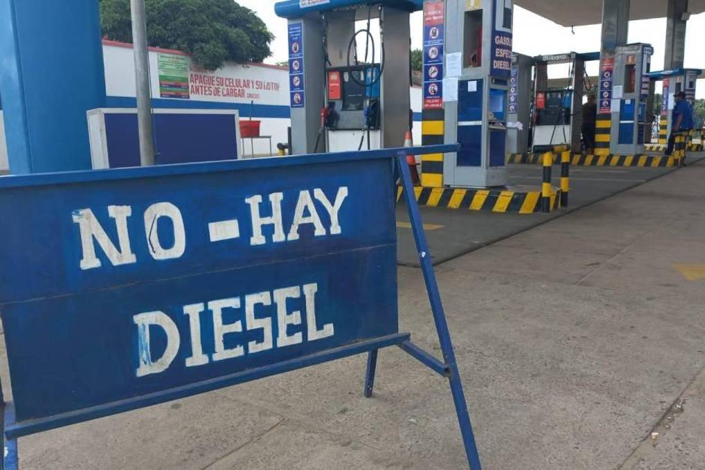 En días pasados, en los surtidores colocaron letreros que exponían falta de diésel 