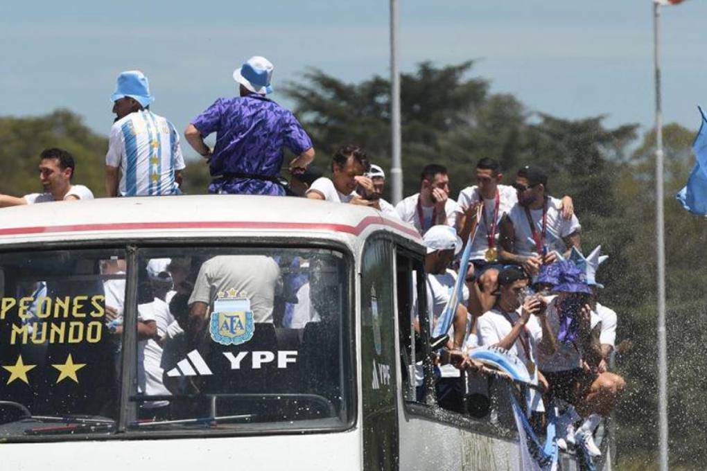 Una de las imágenes captadas del bus en el que van los futbolistas