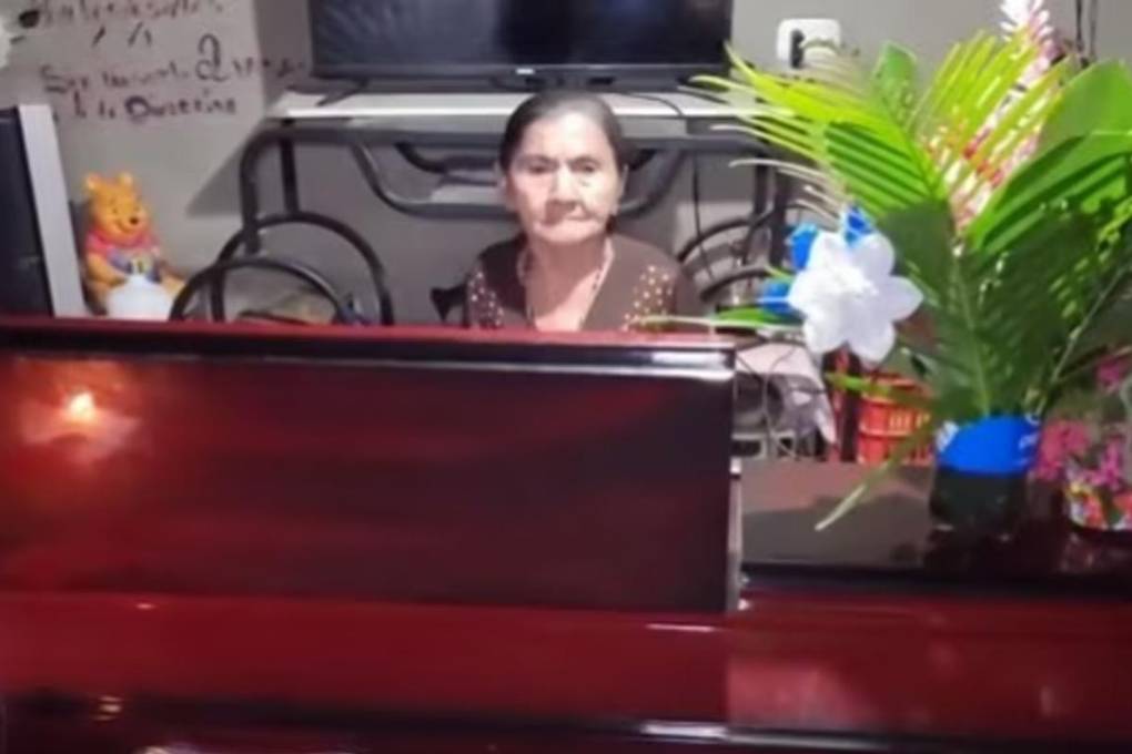 Una mujer velaba a una persona que no era su familiar 