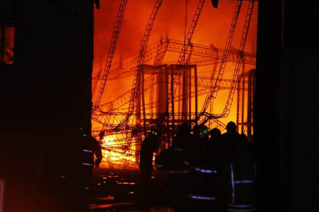 Voraz incendio en una fábrica de plásticos en el Parque Industrial en Santa Cruz