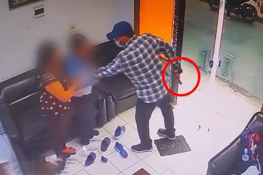El sujeto intercepta y amenaza a las víctimas