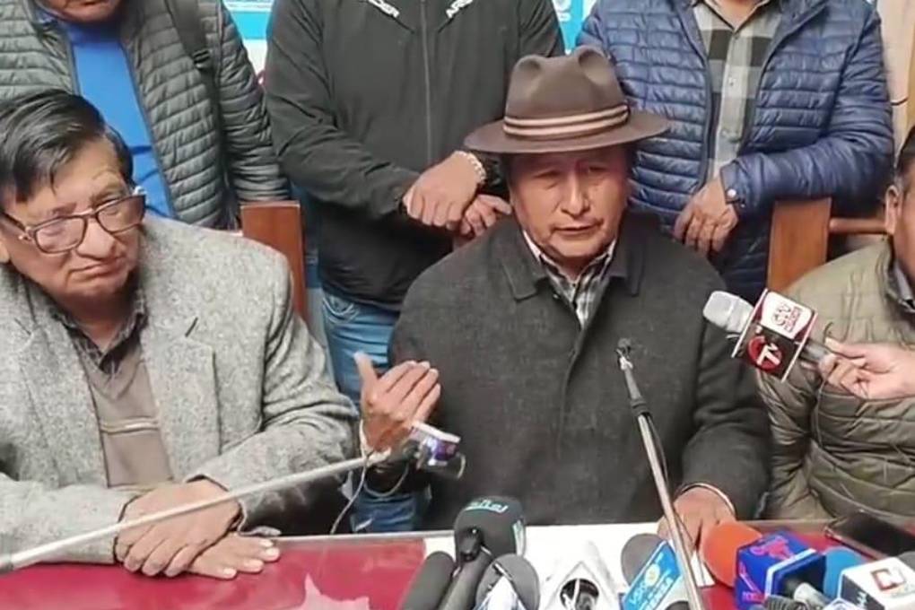 El exejecutivo de la Csutcb, Rufo Calle, y exrepresentantes de otras organizaciones sociales, en conferencia de prensa