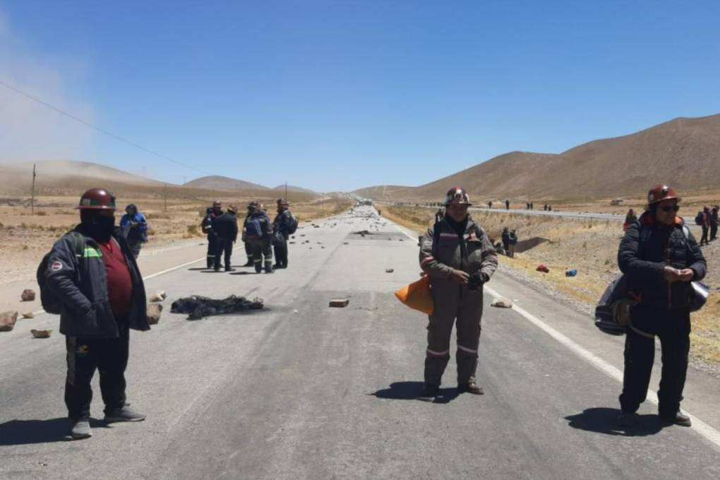 Bloqueo de mineros en Vila Vila impide la salida de buses en las terminales de La Paz y Cochabamba