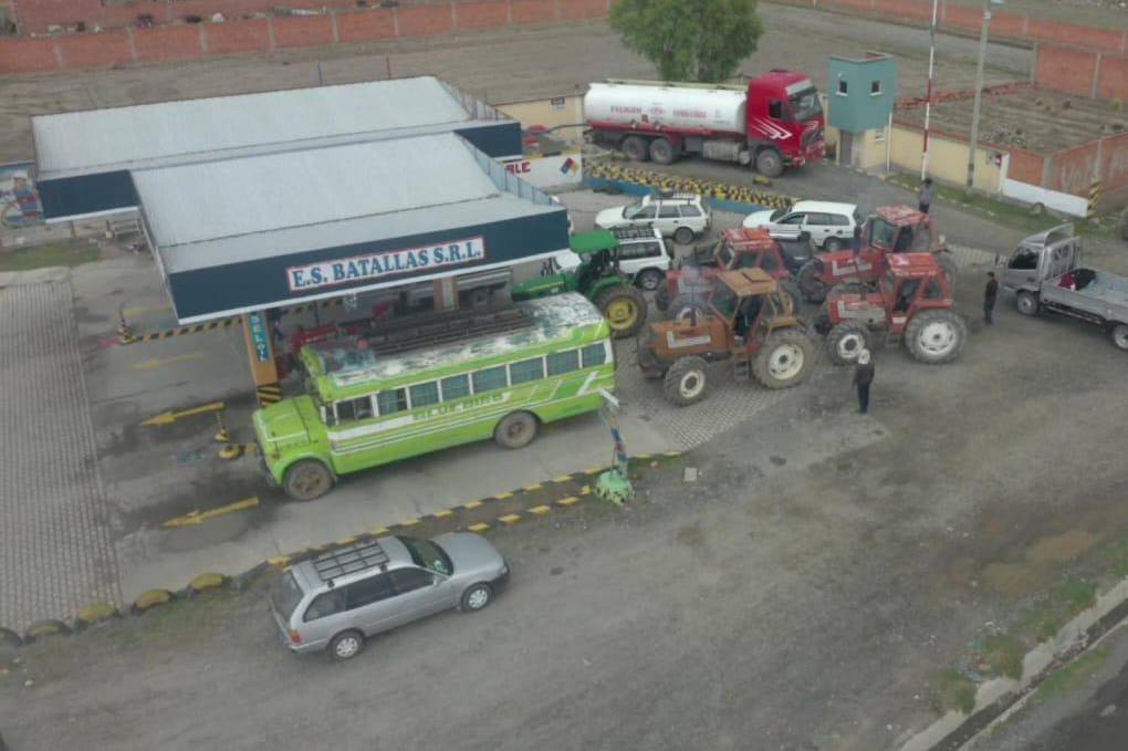 La fila de tractores en la carretera La Paz - Oruro 