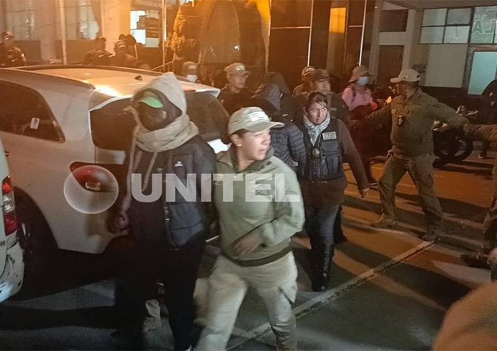 Los cinco policías salen custodiados de la Felcc