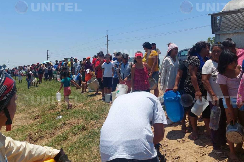 Larga fila de pobladores de Pailón