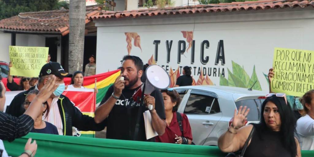 La protesta se produjo en el frontis del Comité pro Santa Cruz