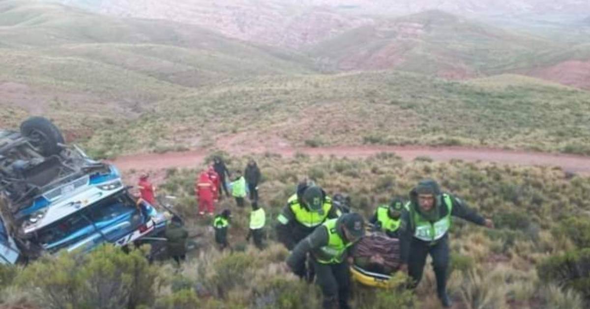 Confirman tres fallecidos en embarrancamiento de un bus cerca de Potosí