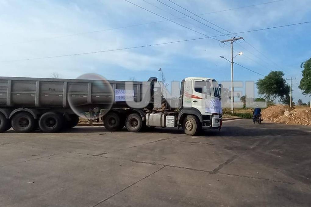 Las personas que bloquean incluso colocaron promontorios de tierra