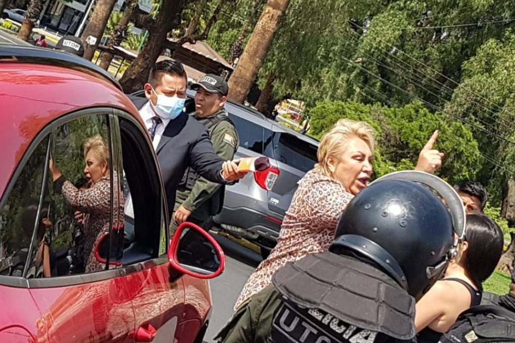 La mujer bajó de su vehículo y arremetió contra los bloqueadores