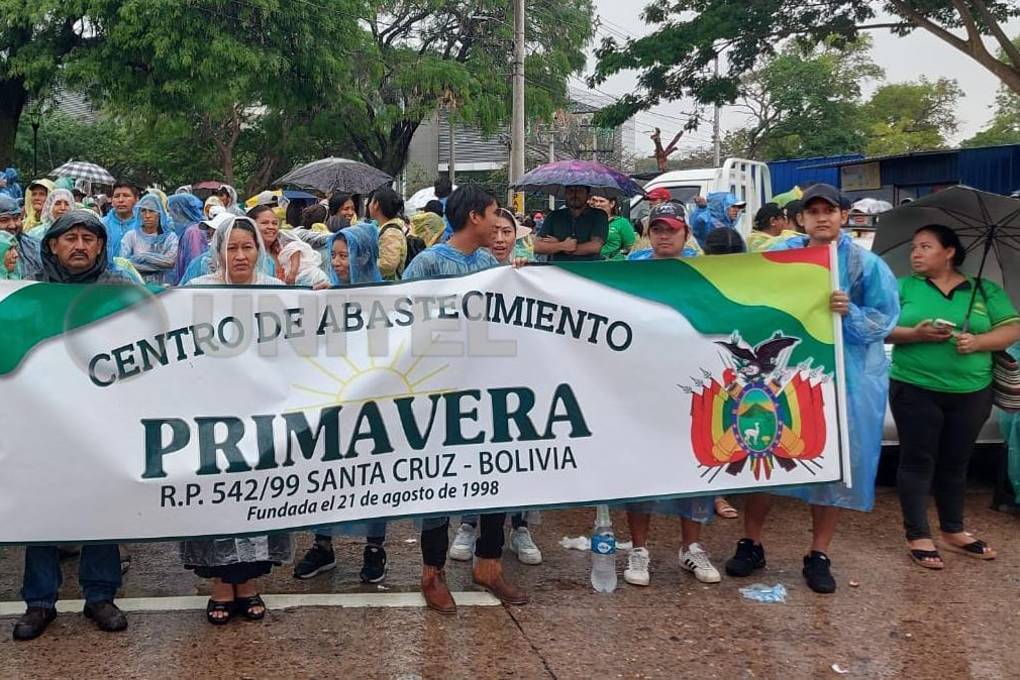 Los comerciantes protagonizaron la protesta pese a la lluvia.
