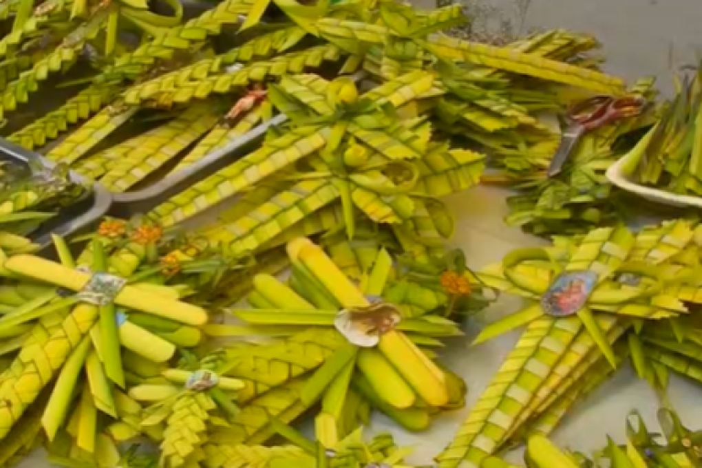 Las palmas que se comercializan en las puertas de las iglesias.