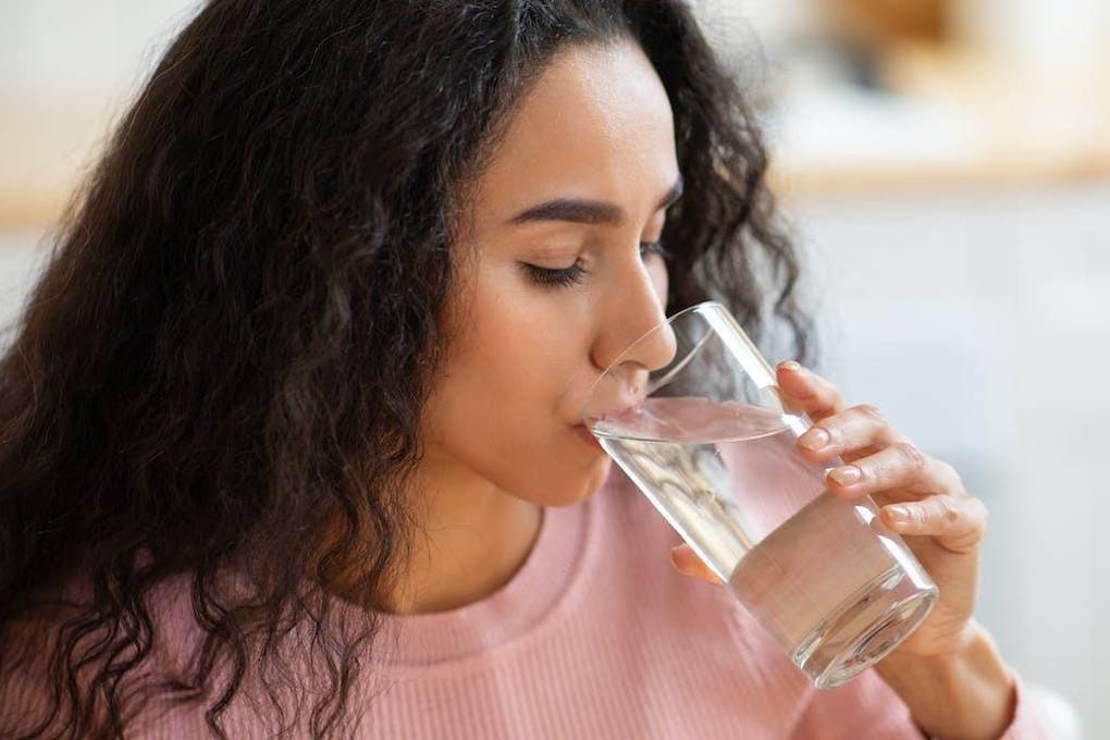 Beber tres litros de agua al día probablemente no le ayude a adelgazar