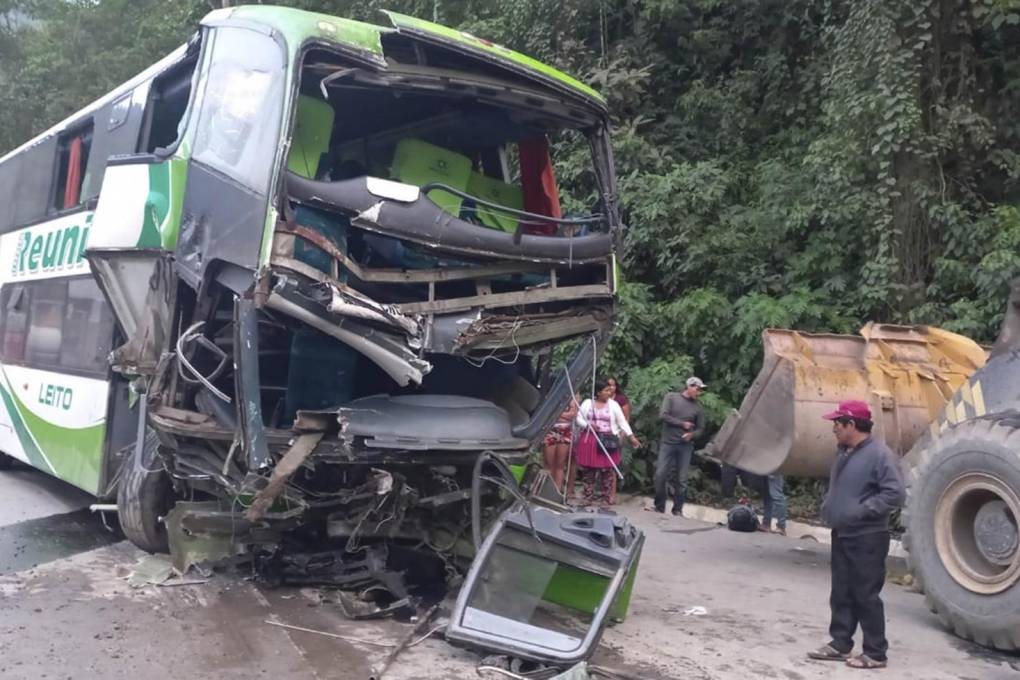 “El chofer ha partido borracho de Oruro”, denuncian pasajeros del bus que chocó y que dejó 2 muertos y 23 heridos