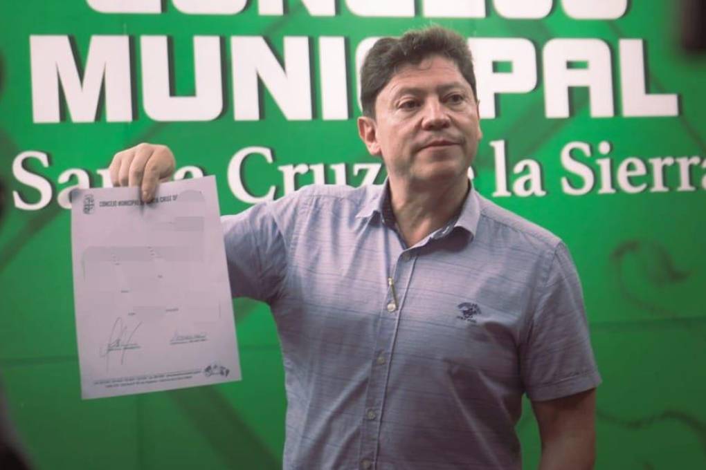 Concejal denuncia a Jhonny Fernández por instigación publica a delinquir tras conflicto por cambio de losetas
