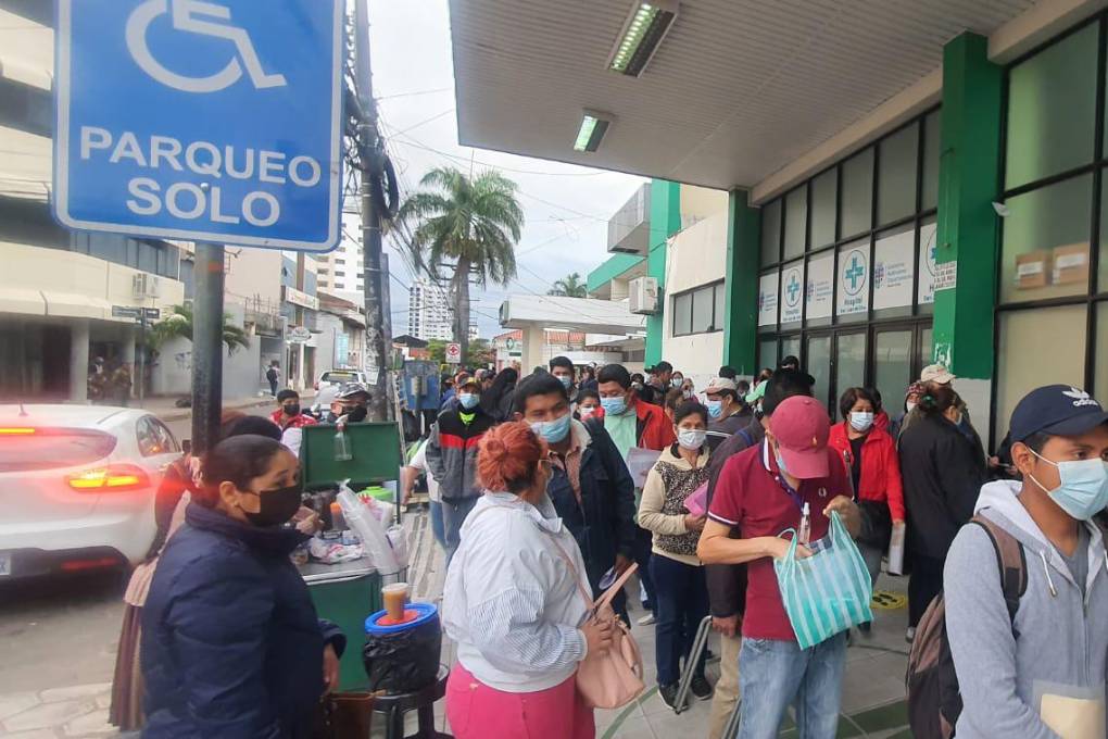 Pacientes afuera del Hospital San Juan de Dios