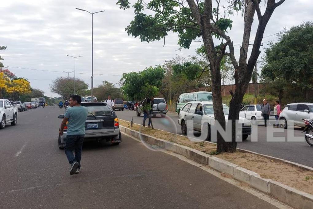 La protesta se instaló cerca de las 7:00 de este lunes