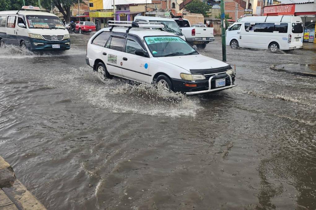 Calles anegadas en la zona norte de Cochabamba. 