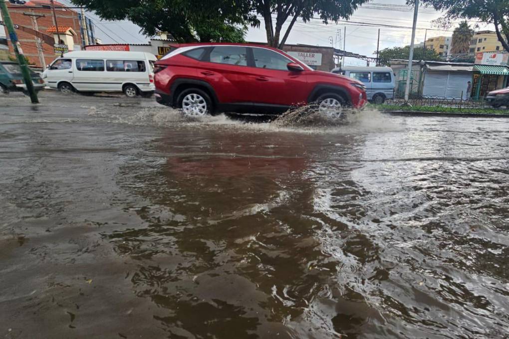 Calles anegadas en la zona norte de Cochabamba. 