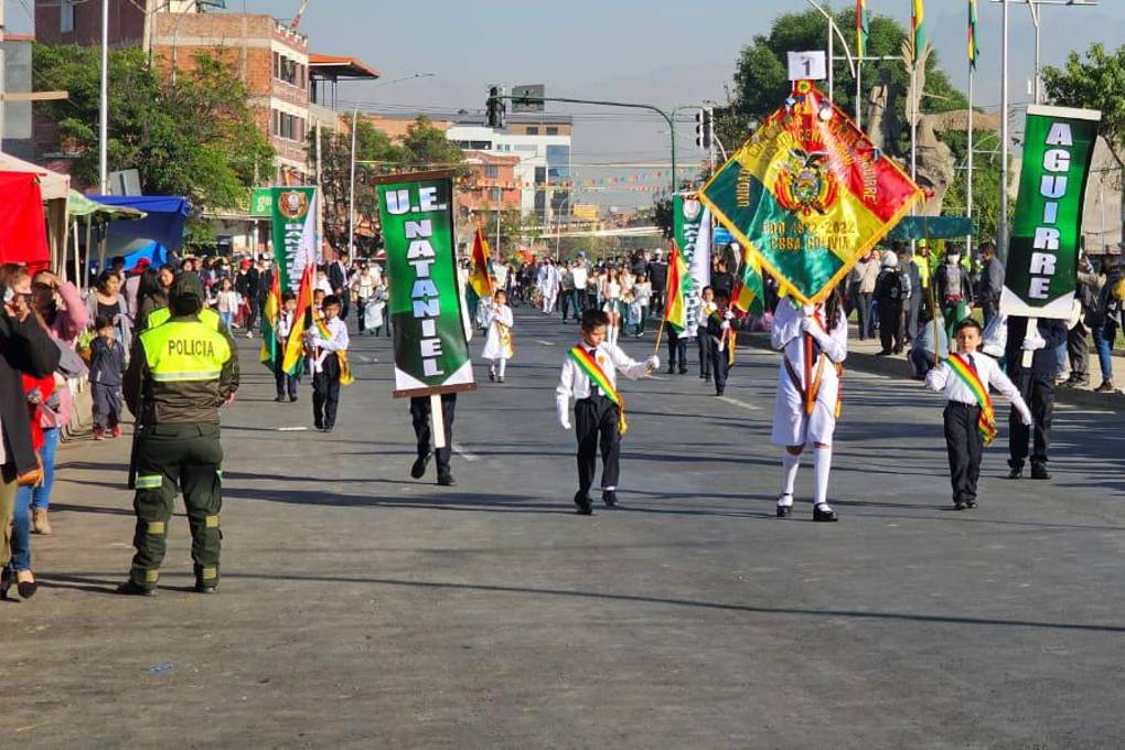 Desfile escolar en Cochabamba 