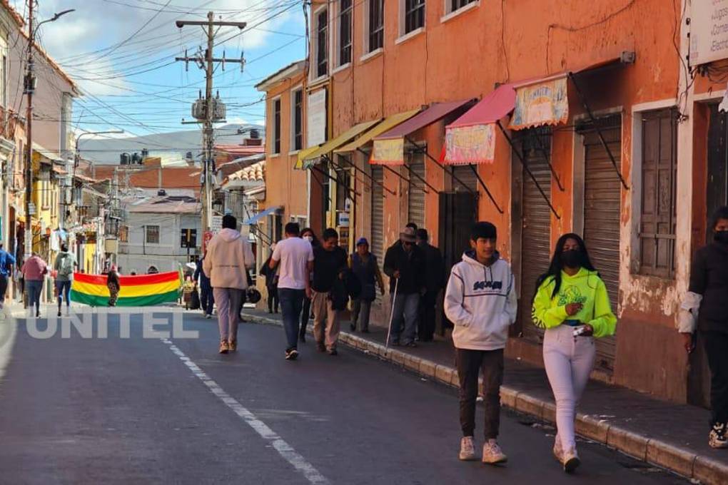 Los habitantes de la capital potosina caminan debido a los bloqueos. 