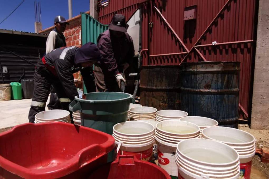 Vecinos de cinco distritos de El Alto aún no cuentan con conexiones de agua potable