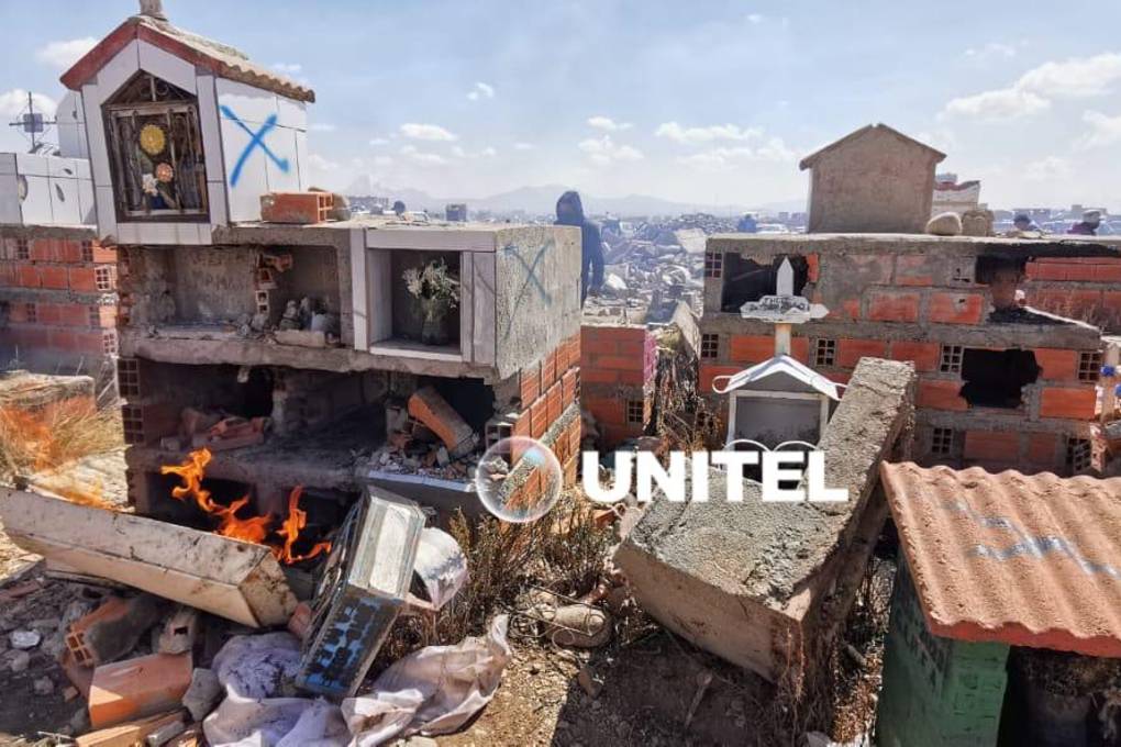 Varios nichos fueron destrozados para retirar los ataúdes. 