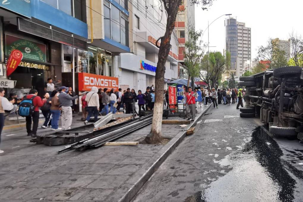 La grúa terminó volcada en La Paz 