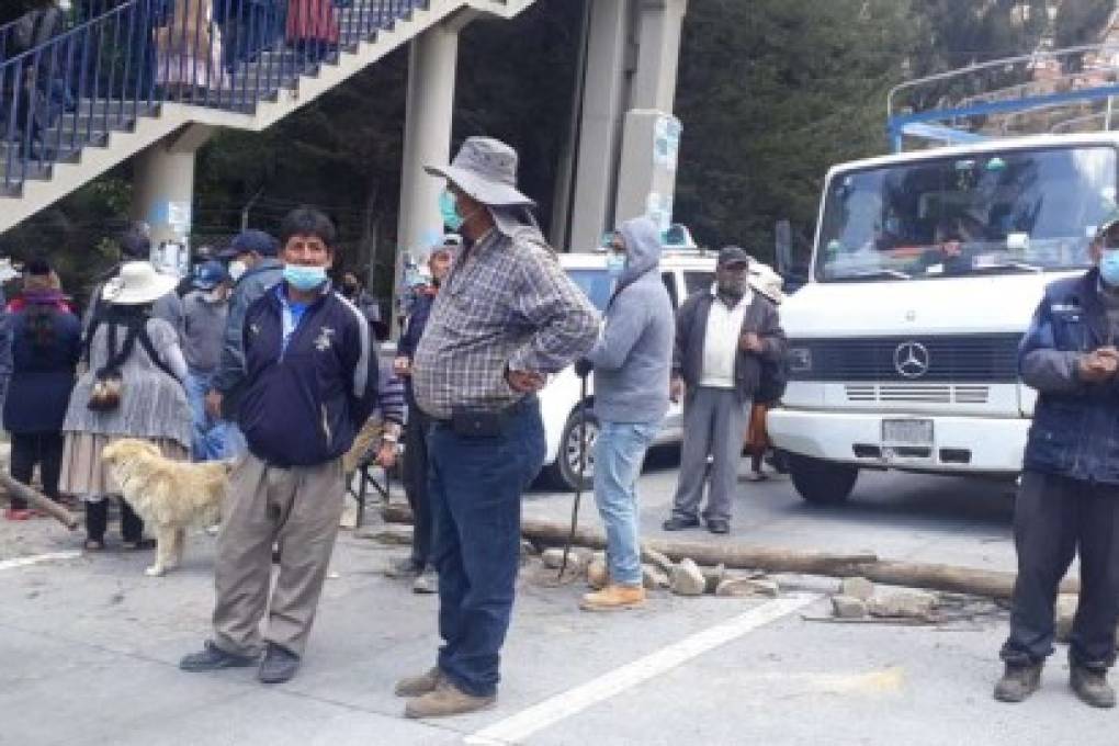 Vecinos bloquean la autopista La Paz-El Alto en protesta por riada que afectó a varias viviendas